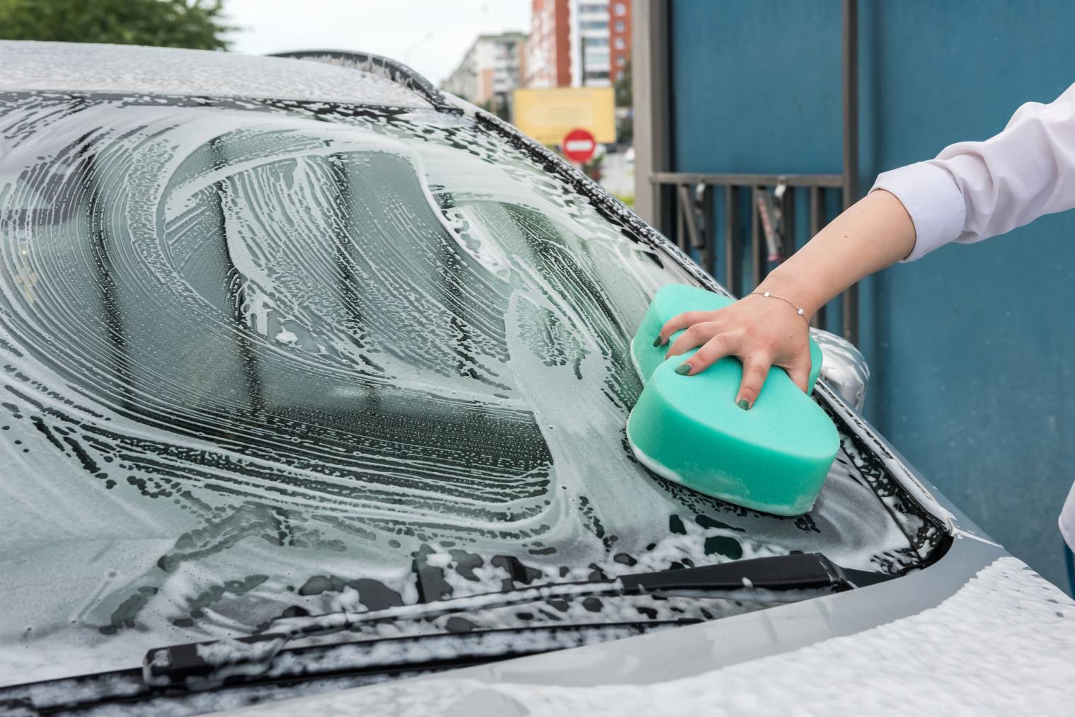Guide : comment laver sa voiture chez soi ? - Blog Stickers AZ